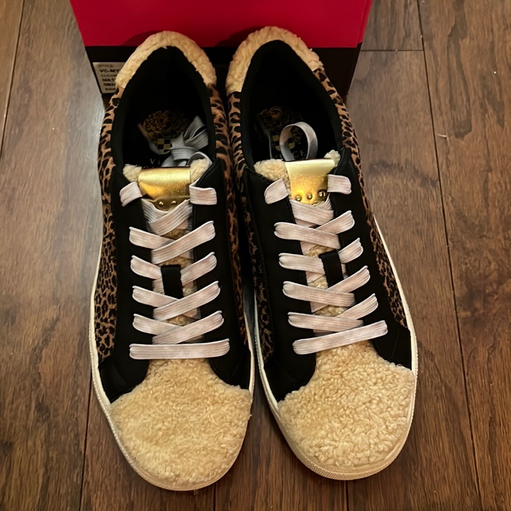 Vince camuto sneakers size 8.5 never worn w box